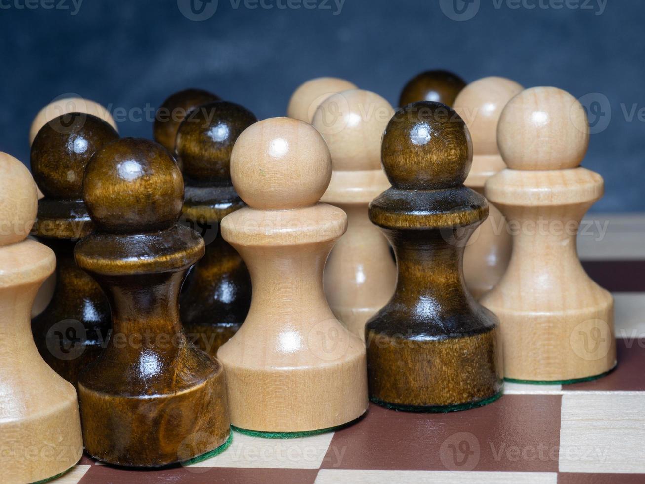tabuleiro de xadrez com figuras. xadrez de madeira. jogos de tabuleiro.  localização dos adversários. contra-estratégia. peões 13970617 Foto de  stock no Vecteezy